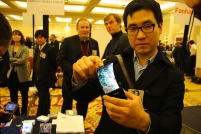 Samsung-shows-off-flexible-AMOLED-at-CES-2011.jpg